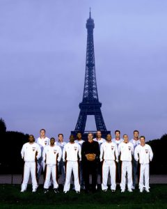 Les Chicago Bulls posant devant la Tour Eiffel lors de leur passage à Paris en 1997.