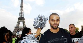 Tony Parker devant la Tour Eiffel à Paris