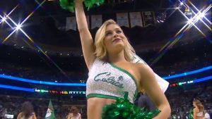 Une cheerleader des Boston Celtics très souriante