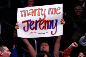 Une fan affichant une pancarte demandant Jeremy Lin en mariage
