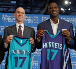 Pas de Cadeau. Michael Jordan et Adam Silver présentant le maillot des Charlotte Hornets pour l'annonce du All-Star Game
