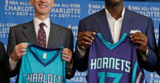 Pas de Cadeau. Michael Jordan et Adam Silver présentant le maillot des Charlotte Hornets pour l'annonce du All-Star Game